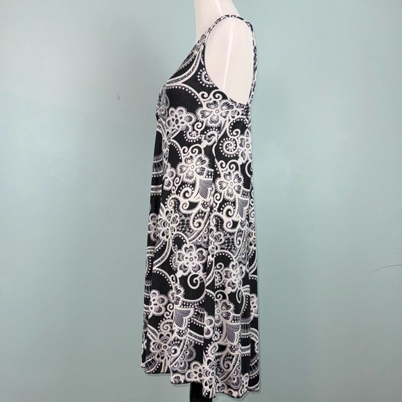 Flattering Lightweight Dress - Picture 3 of 6